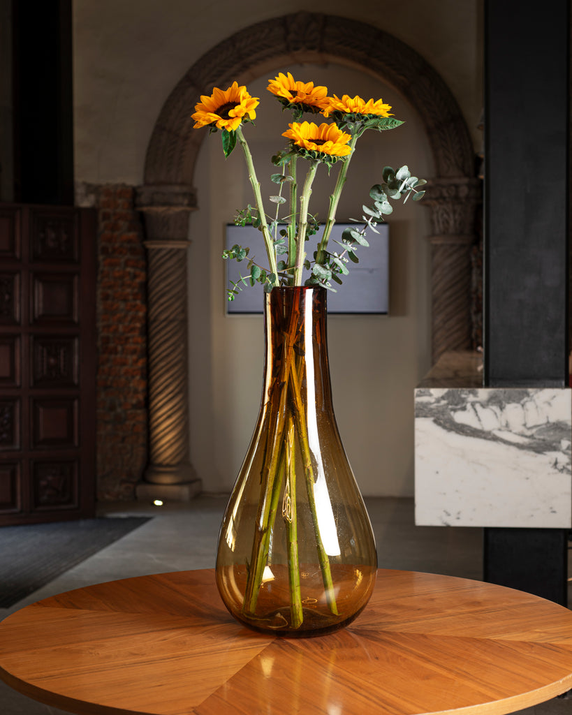 Escultura de vidrio soplado hecha a mano, combinando arte y funcionalidad, diseñada para realzar la decoración de tu sala o comedor.
