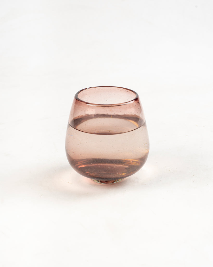 Juego de vasos de vidrio soplado ideales para whisky y cócteles.
