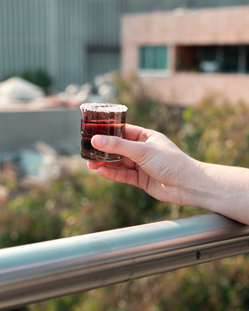 Vasos mezcaleros con diseño versátil para uso en eventos formales.
