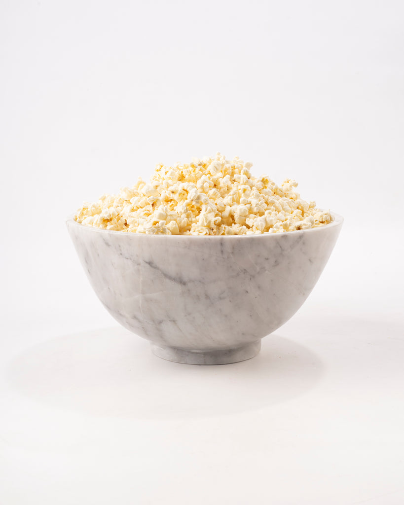 Tazón de mármol para decoración minimalista en estanterías.
