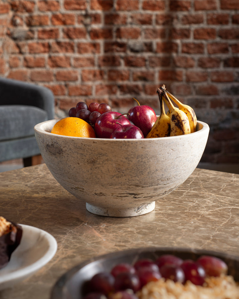Bowl decorativo de mármol en tonos naturales para interiores refinados.
