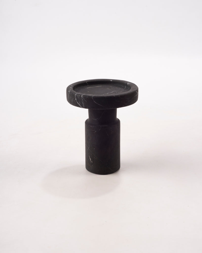 Candelabros de mármol decorativos ideales para crear equilibrio en el hogar.
