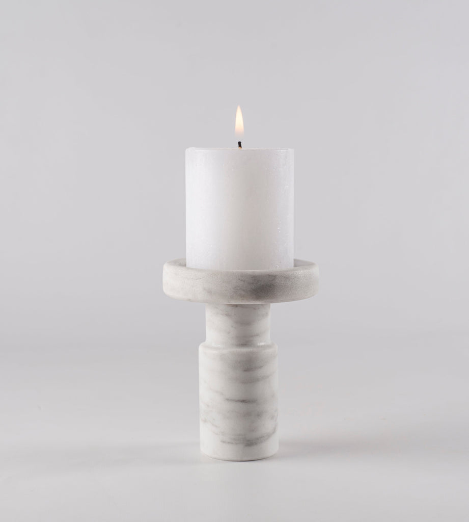 Detalle del diseño único del Candle Holder Ying en mármol natural.
