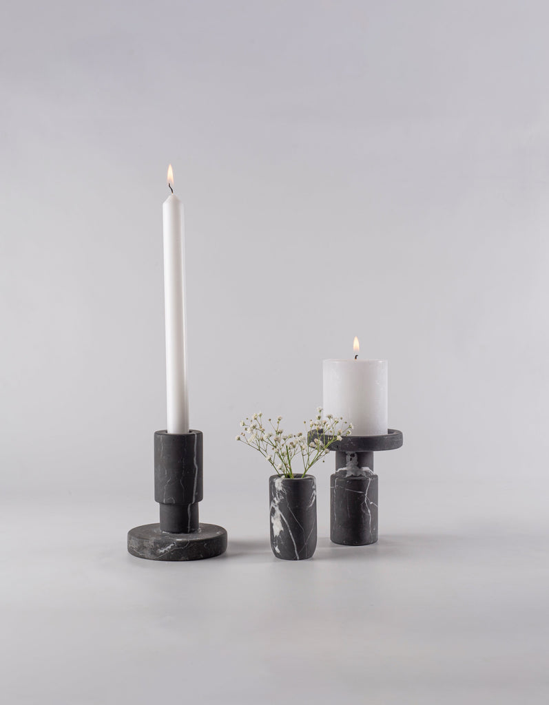 Candelabros de mármol ideales para espacios minimalistas y sofisticados.
