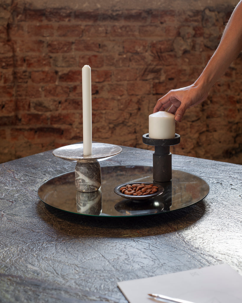 Portavelas de mármol como regalo único y significativo para ocasiones especiales.
