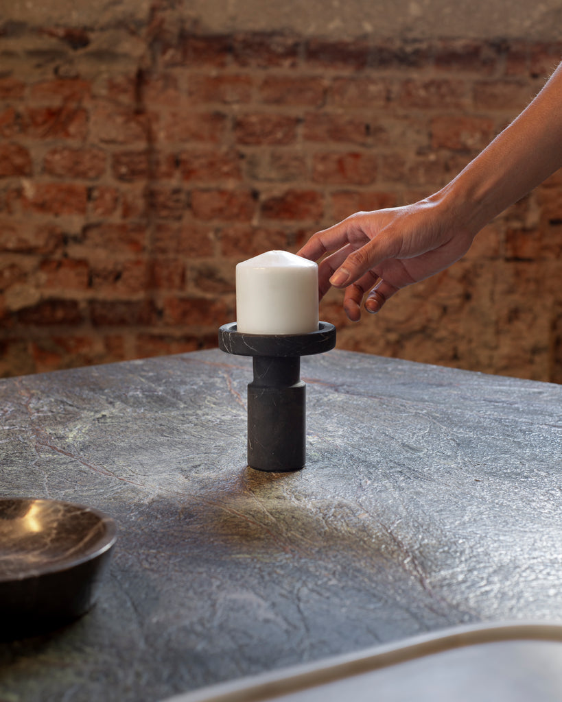 Candelabros de mármol decorativos que realzan cualquier ambiente.