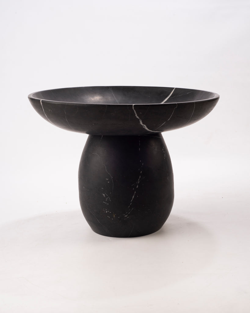 Sculptural Fruit Vase decorando un comedor minimalista.
