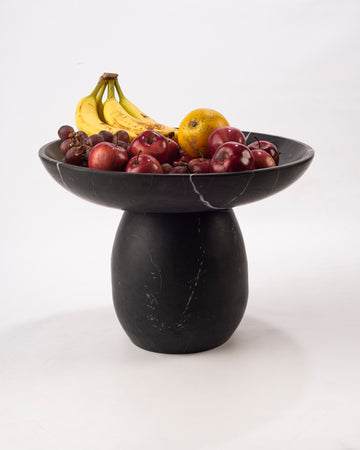 Detalle del frutero de mármol Sculptural Fruit Vase con vetas únicas.
