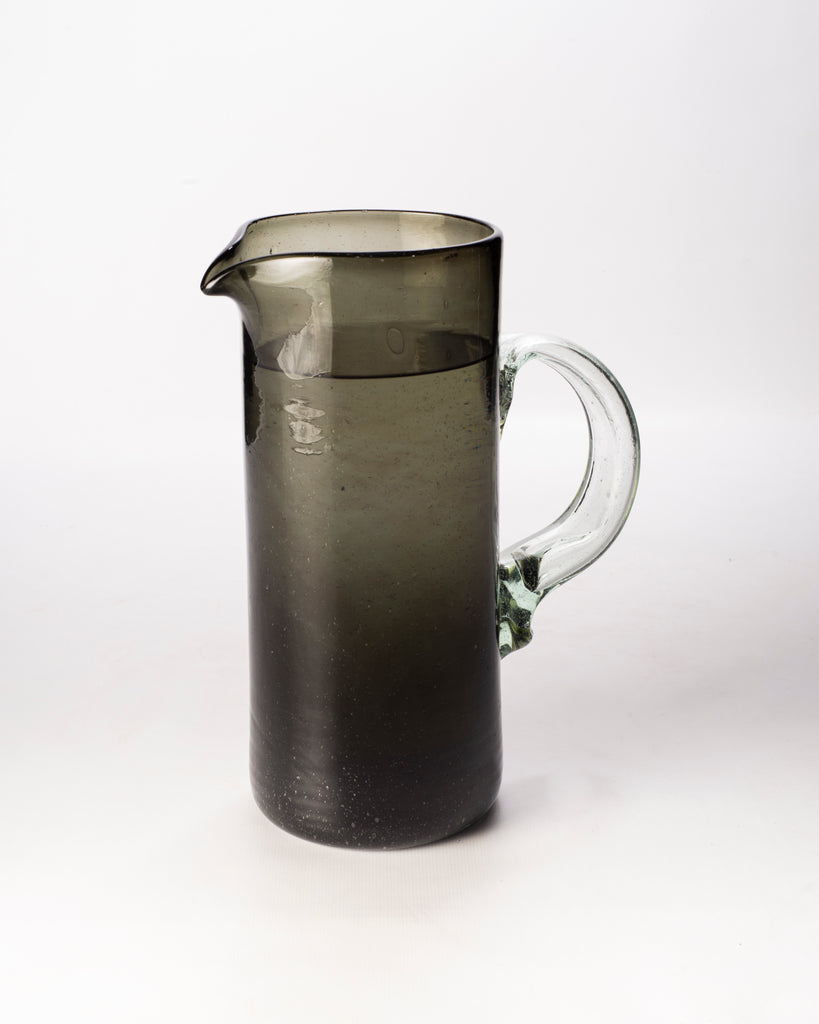 Jarra para agua de vidrio soplado, diseño atemporal para mesas modernas y tradicionales. Ideal para decorar y servir agua o bebidas en reuniones.
