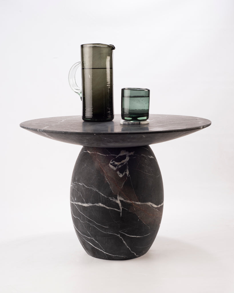 Elegante jarra de vidrio soplado artesanal, ideal para mesa o comedor. Capacidad de litro y medio, combinación de funcionalidad y decoración exclusiva.