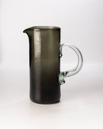 Jarra de vidrio soplado artesanal de Marea Baja, con capacidad de litro y medio. Perfecta para decoración de comedor y mesa elegante con cristalería.
