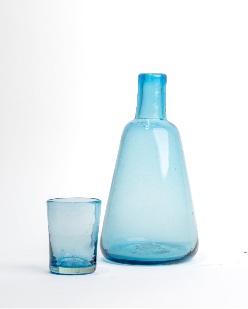 Detalle de la jarra de buró, mostrando su diseño atemporal y la calidad del vidrio soplado artesanal.