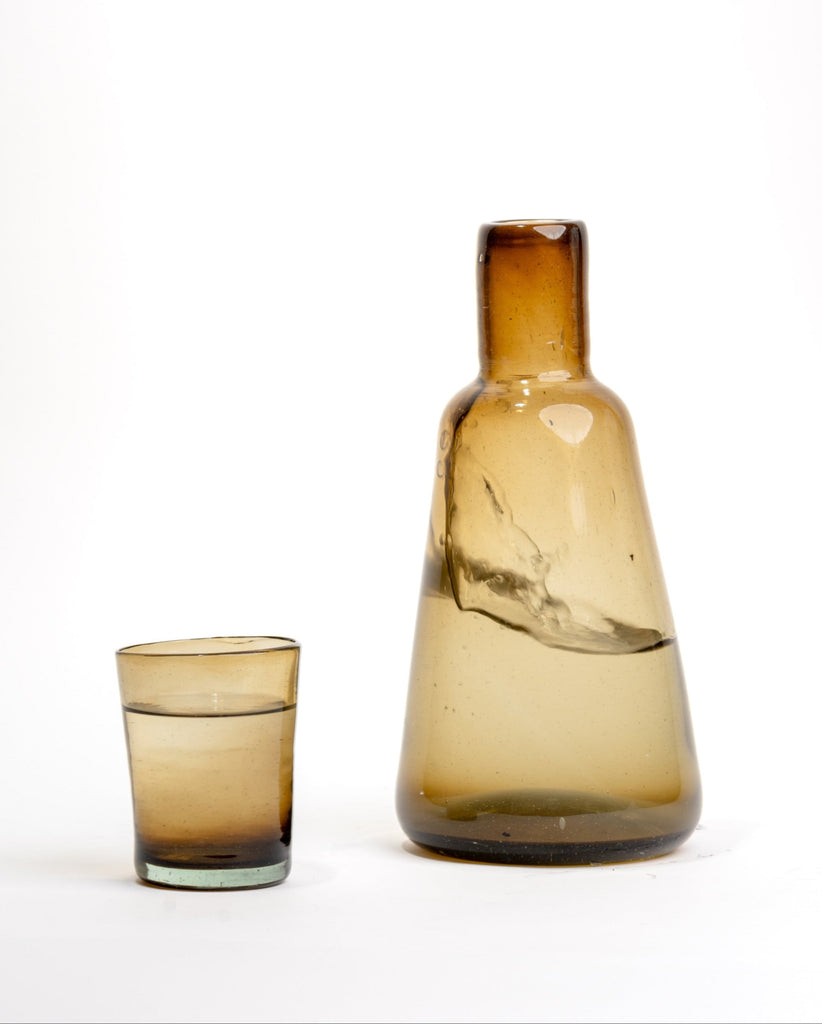 Jarra con vaso integrada, diseñada para mantener el agua fresca, ideal para decoración y uso diario en cualquier hogar.