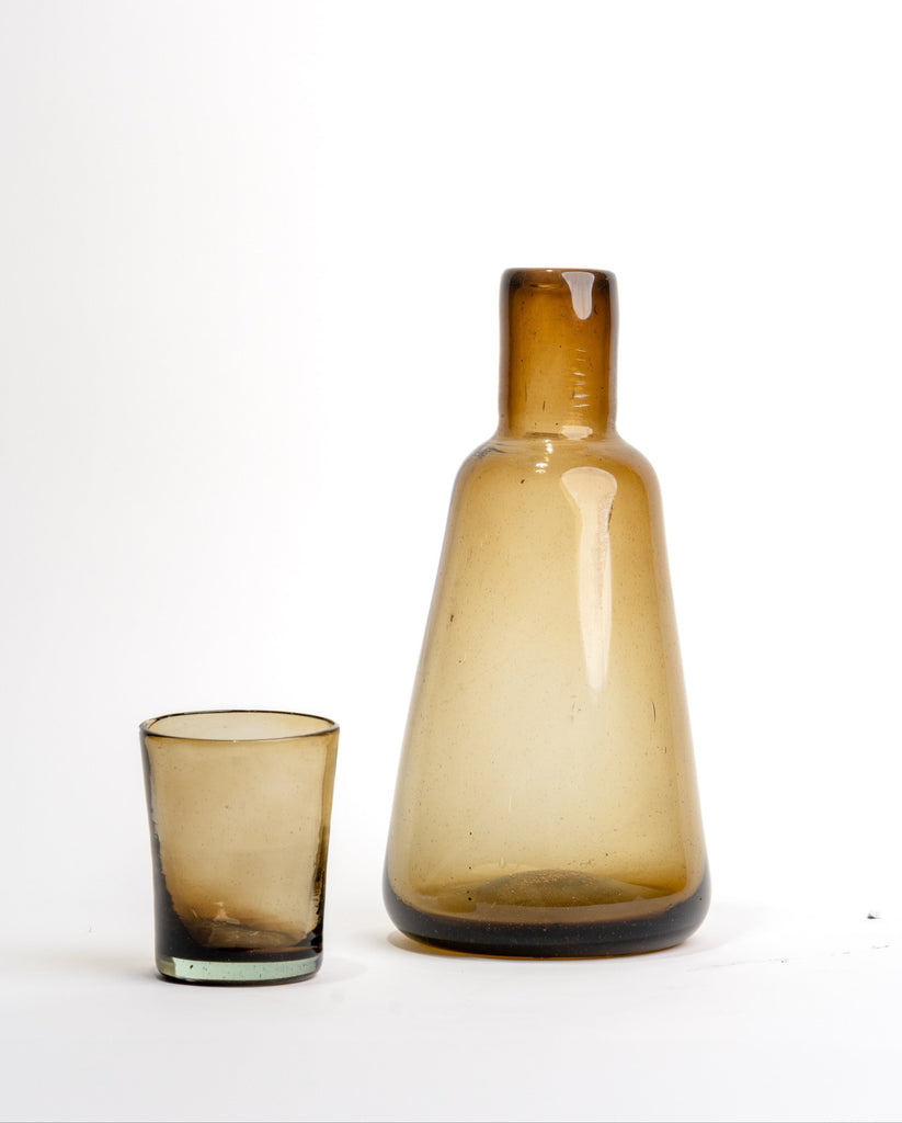 Vista lateral de la jarra para agua de dos litros, combinando funcionalidad y estilo en una pieza central para tu decoración.