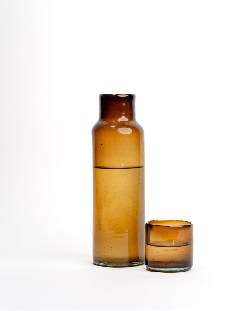 Jarra para buró con vaso incluido, perfecta para agua junto a tu cama.
