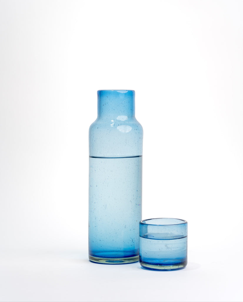 Jarra para agua de vidrio soplado, perfecta para tu buró o comedor.
