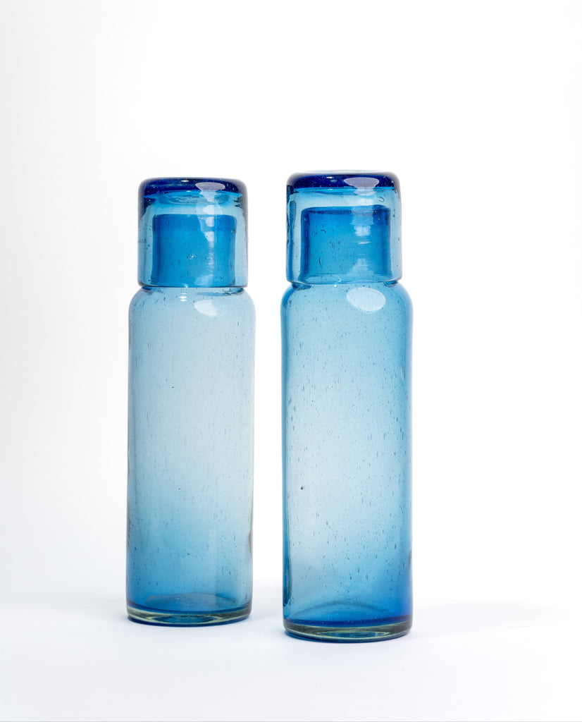 Jarra de litro y medio con vaso integrado, ideal para uso diario.
