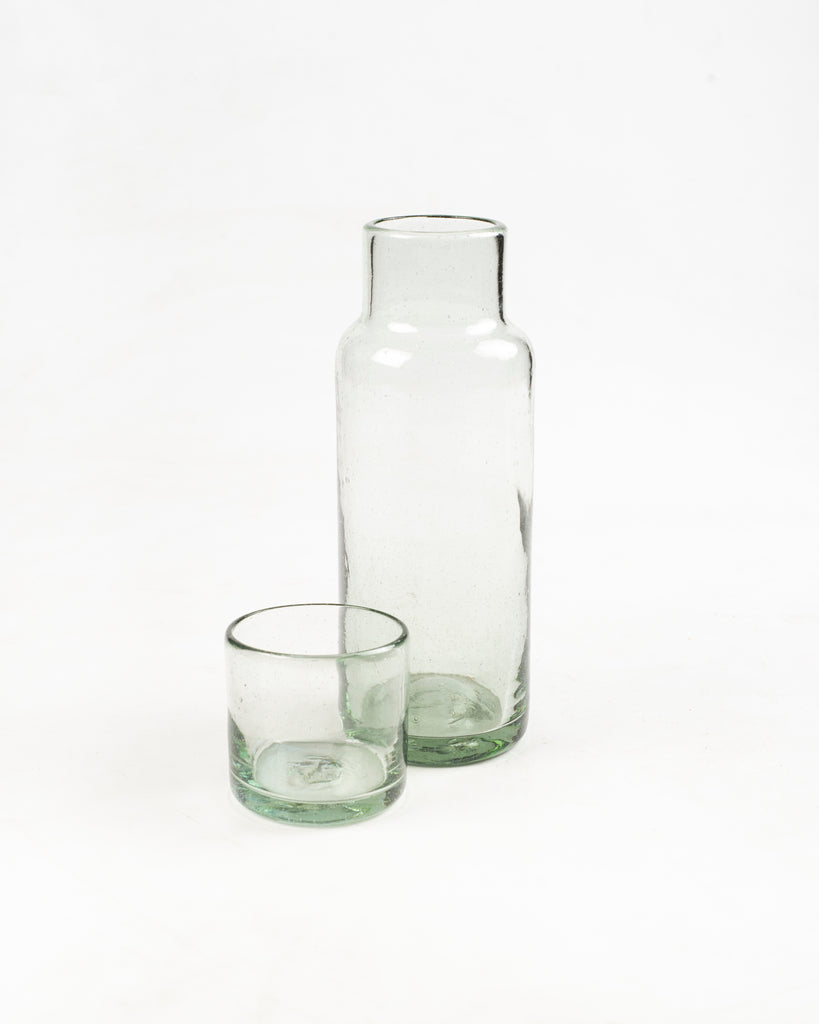 Cristalería de diseño: Jarra de vidrio soplado artesanal con vaso.
