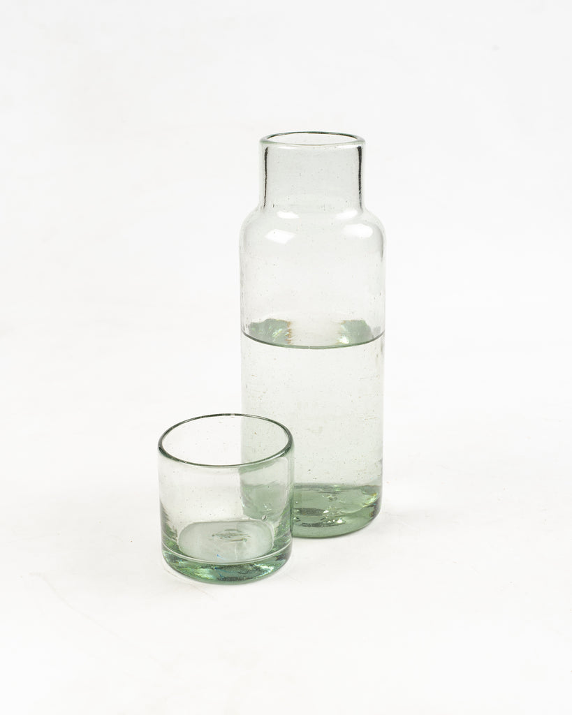 Jarra para agua de 1.5 litros, vidrio soplado y detalles artesanales.
