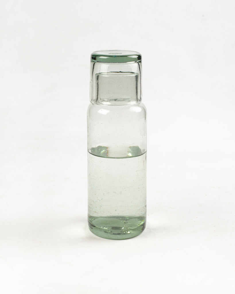 Jarra de vidrio soplado con vaso, ideal como pieza central de decoración. 