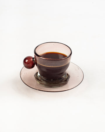 Taza de vidrio soplado artesanal con diseño clásico para expreso.
