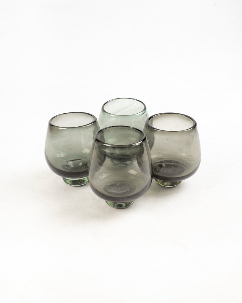 Set de vasos old fashion exhibidos en una mesa minimalista.
