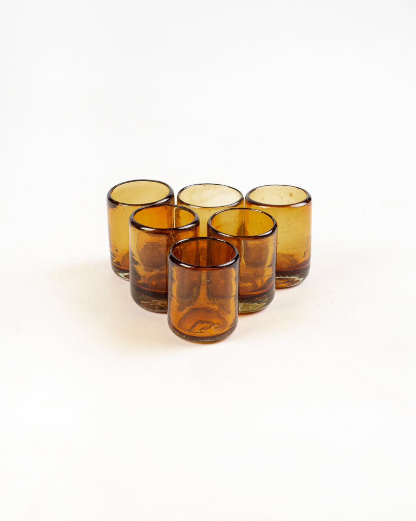 Vasos de shot compactos y ergonómicos para disfrutar mezcal.

