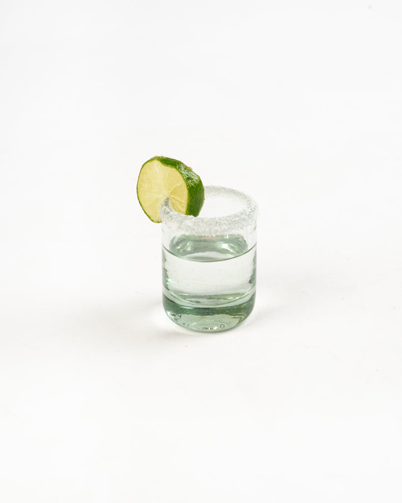 Juego de vasos mezcaleros diseñados para realzar la experiencia del mezcal.
