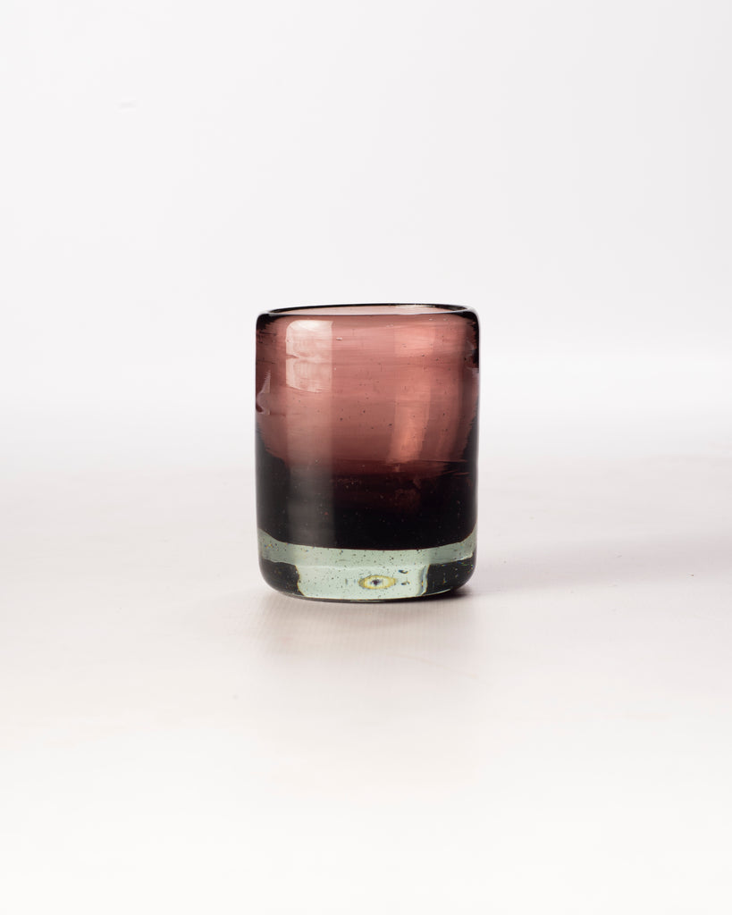 Vaso de shot de vidrio artesanal para reuniones y eventos especiales.
