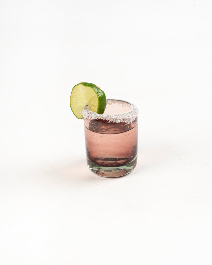 Juego de mezcaleros clásicos para disfrutar de bebidas con estilo.
