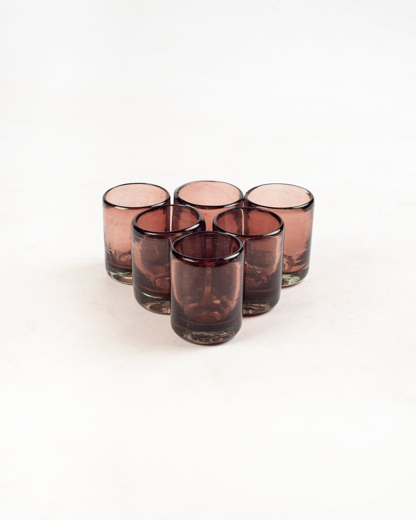Elegantes vasos mezcaleros ideales para decoración y uso diario.
