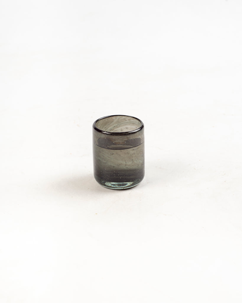 Shot de vidrio soplado con diseño auténtico para degustaciones.
