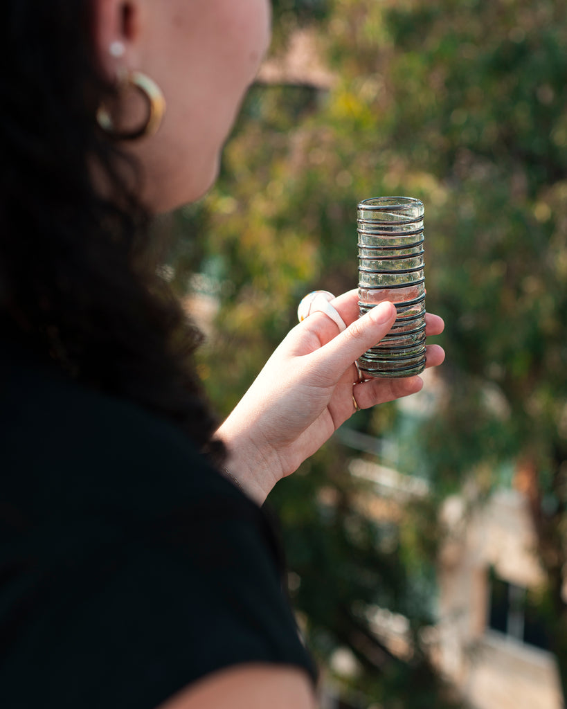 Juego de tequileros de vidrio ideales para decoración y uso.