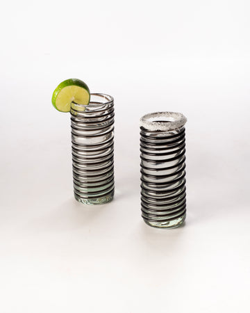 Tequileros de vidrio soplado con diseño clásico para decoración.
