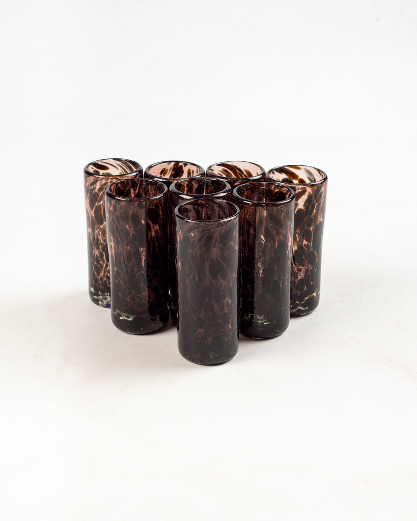 Vasos tequileros soplados a mano, perfectos para fiestas.
