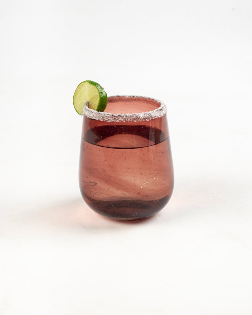 Set de vasos de vidrio ideal para complementar cualquier decoración en casa.
