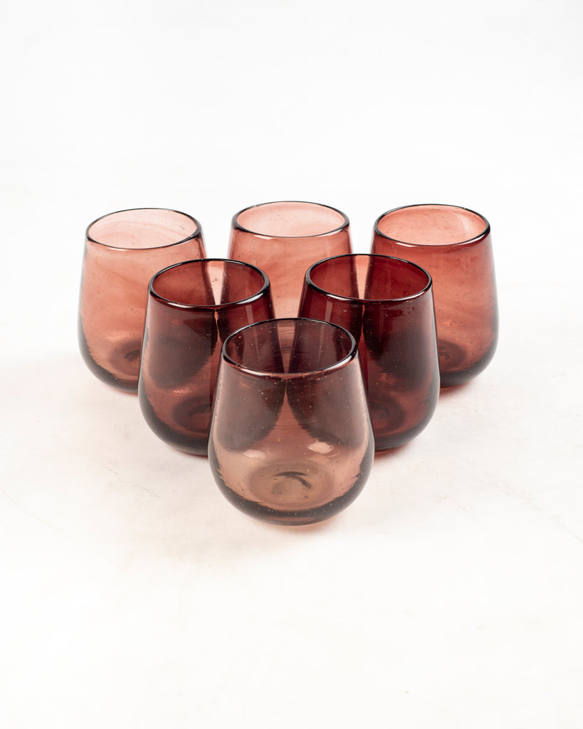 Juego de vasos de vidrio soplado que destacan por su calidad y diseño artesanal.
