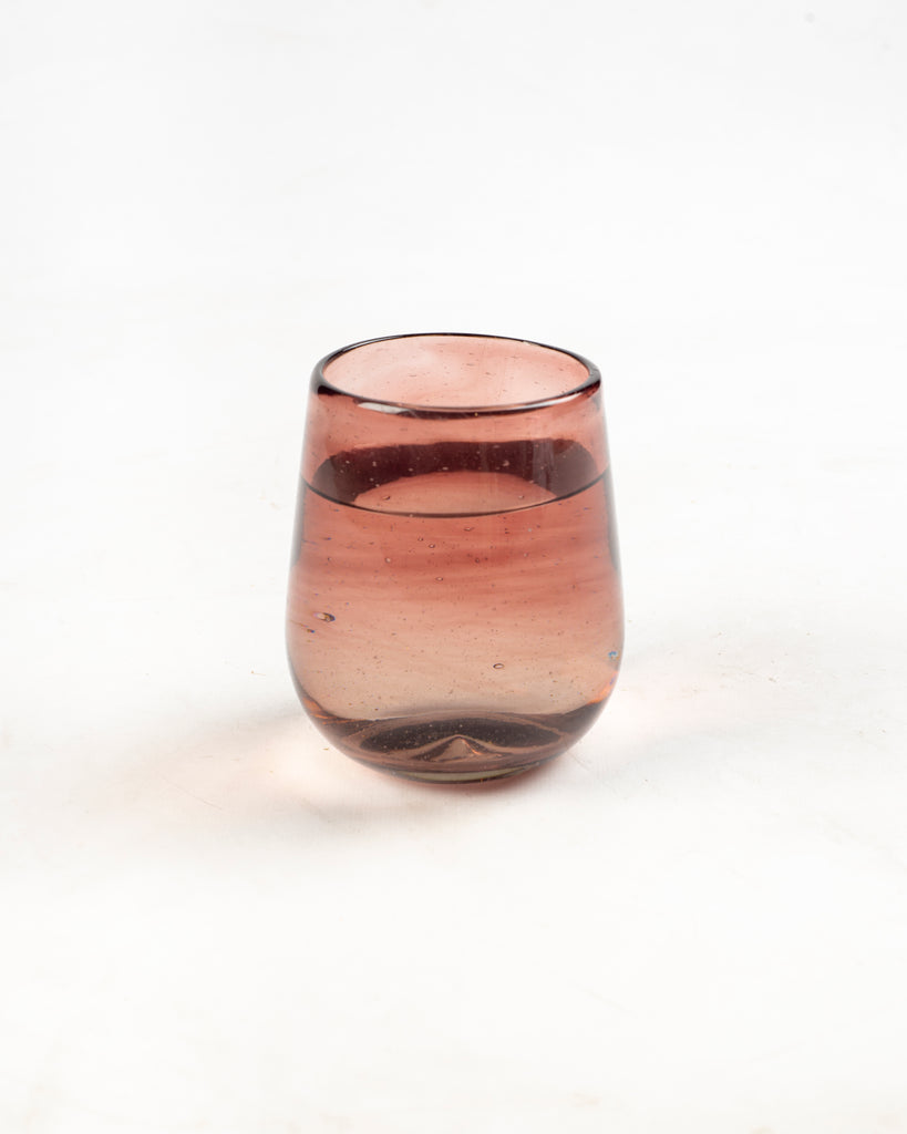 Vasos de vidrio soplado con diseño único, perfectos para bebidas y decoración.
