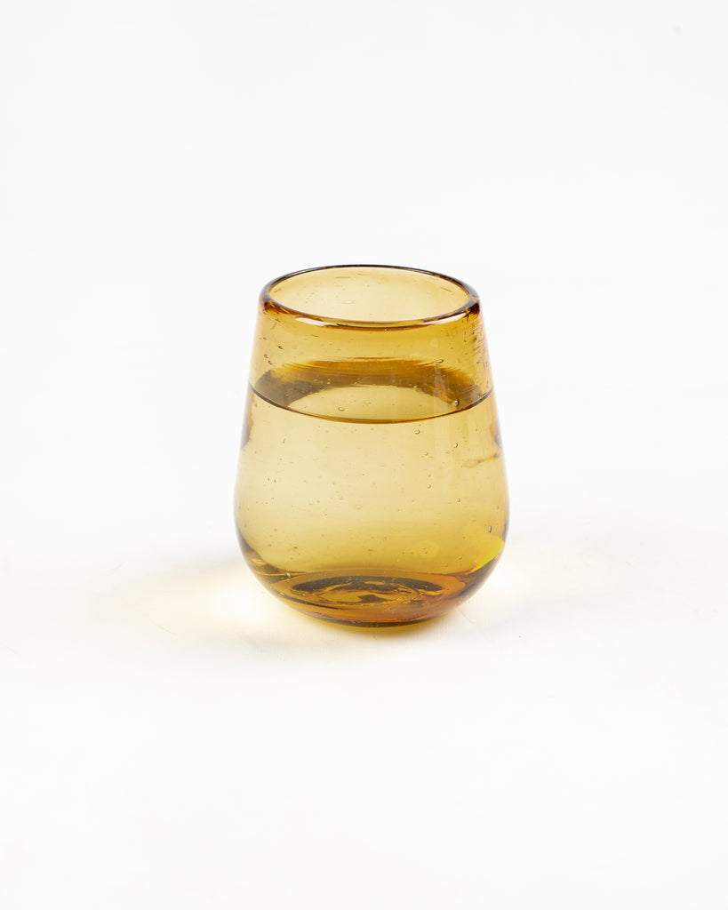 Vasos de vidrio soplado hechos artesanalmente para una decoración única.
