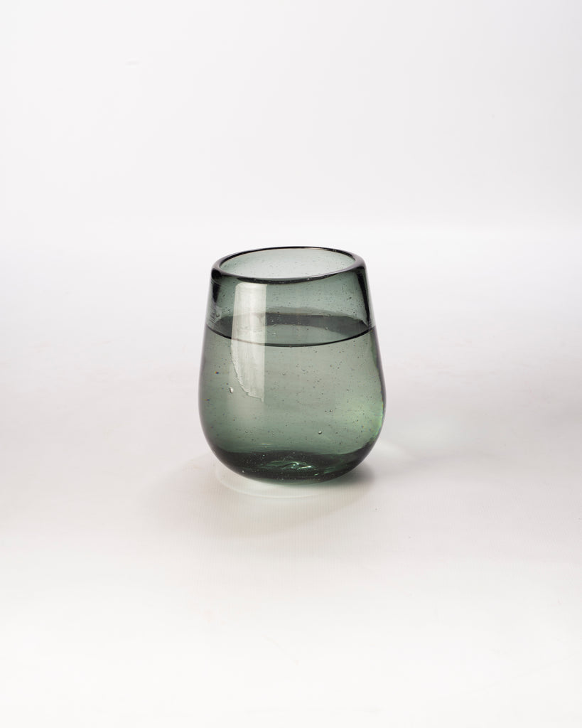 Juego de vasos de vidrio artesanal en estilo moderno, ideales para cualquier bebida en cenas elegantes o reuniones casuales.