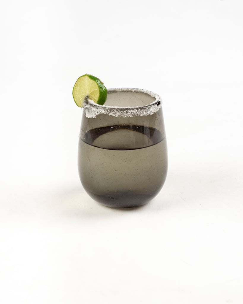 Vasos de vidrio con diseño clásico que combinan elegancia y funcionalidad.
