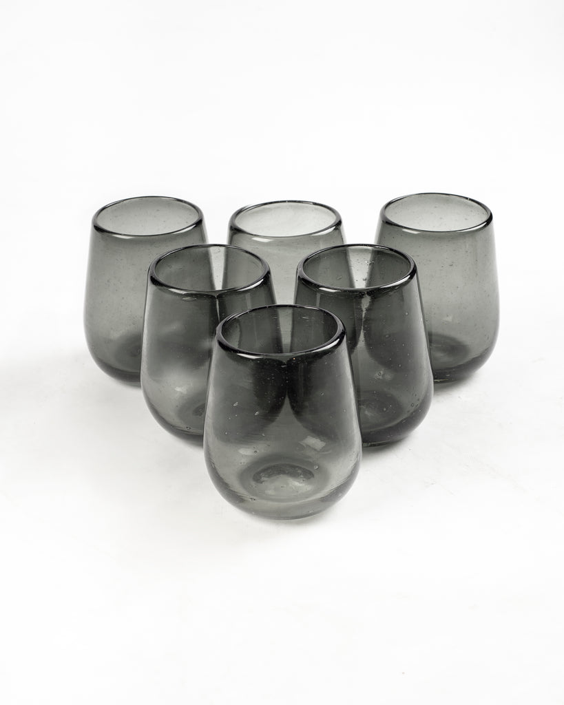 Set de vasos de vidrio soplado que aporta estilo y sofisticación a tu hogar.
