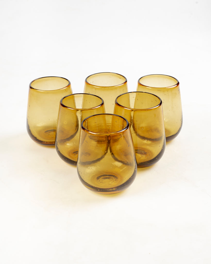 Juego de vasos con diseño artesanal, perfecto para decorar y disfrutar bebidas.
