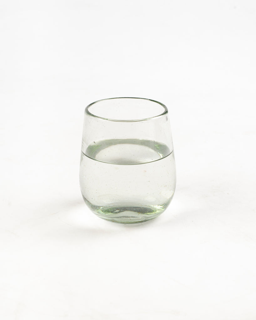 Vasos de vidrio soplado en estilo minimalista, ideales para decoraciones contemporáneas.
