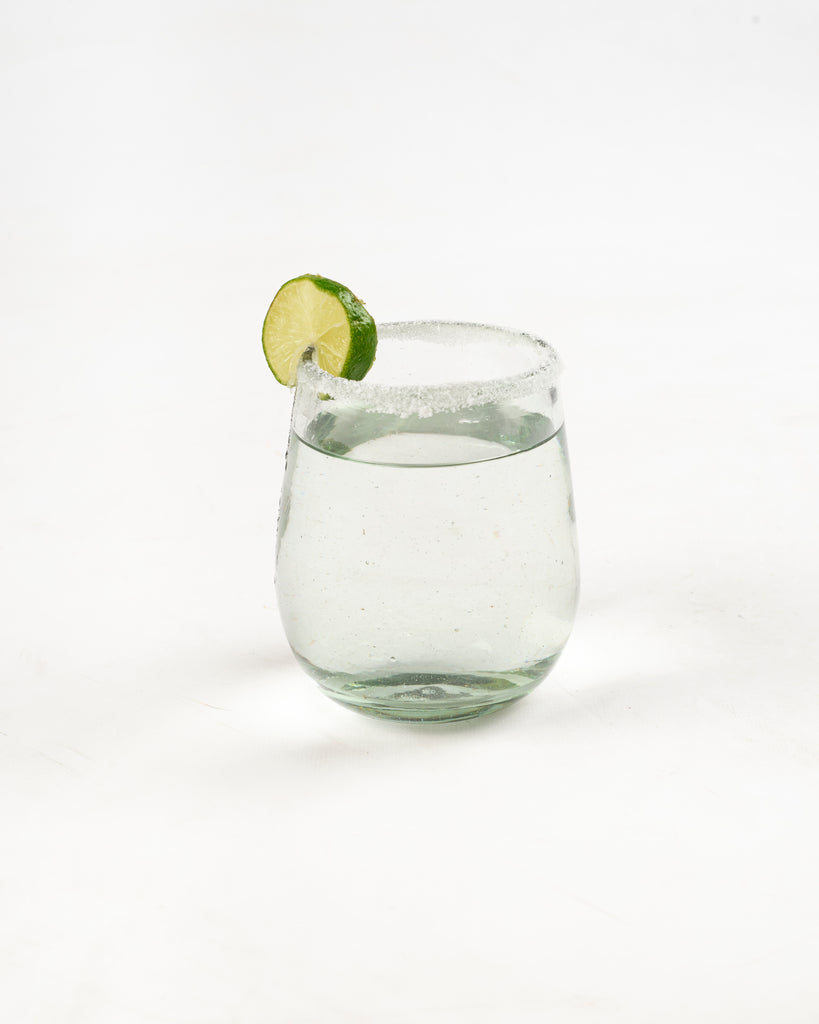 Juego de vasos de vidrio soplado que combina tradición y modernidad para decorar cualquier espacio.
