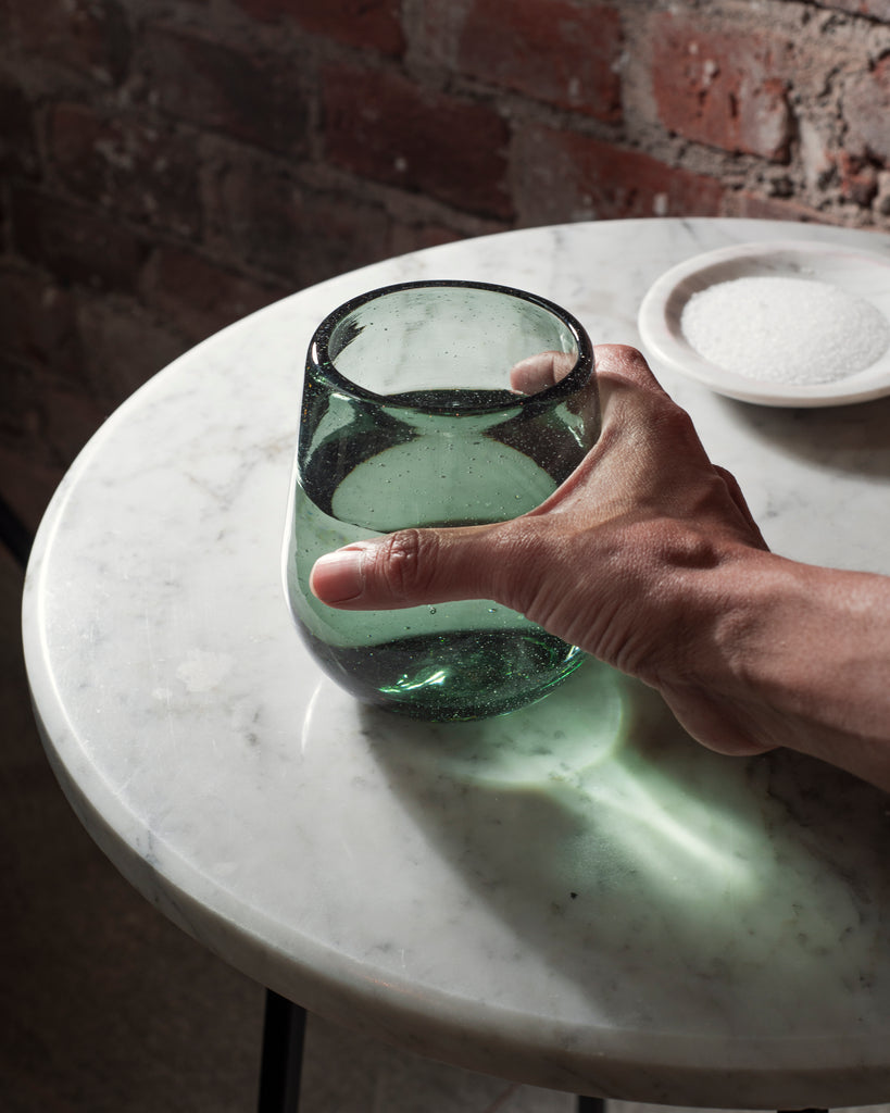 Juego de vasos de vidrio soplado "Miramar" con diseño versátil, ideales para agregar estilo a tu cristalería y decoración.