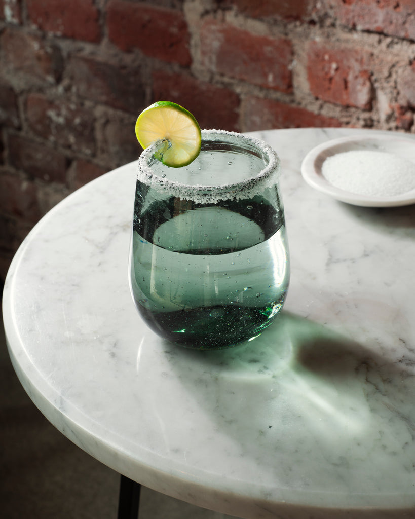 Vasos de vidrio soplado con diseño clásico para complementar la cristalería de tu hogar.
