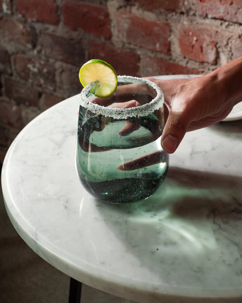 Set de vasos de vidrio artesanal ideal para reuniones y decoraciones elegantes.
