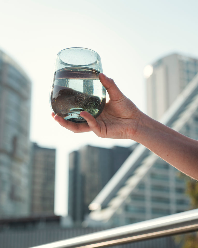 Juego de vasos con estilo moderno, perfecto para decorar cualquier evento.
