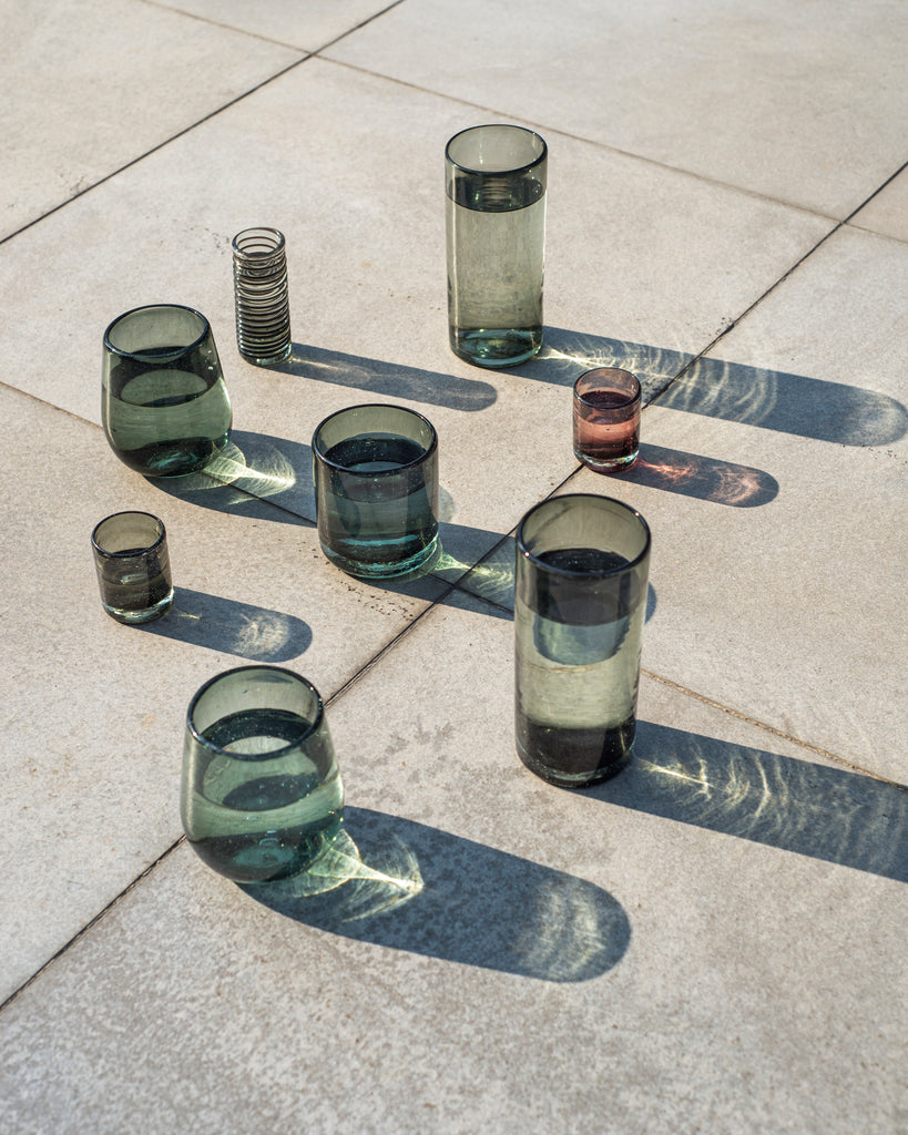 Vasos de vidrio diseñados para combinar funcionalidad y decoración en tu mesa.
